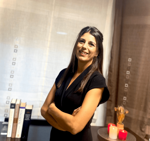 Un coordinador de bienestar sonriendo con confianza en un spa.